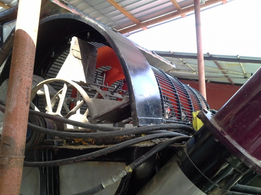 ขายพร้อมส่งแล้วครับ ยายดีใจ พอใจมากครับ เราก็ดีใจเห็นผู้สูงอายุตื้นตันใจกับลูกชายมักดีครีบ KM 47 เดิน 12 HT(comosak) เครื่อง 6HH (215 แรง) โซ่ D2  48 ข้อ โรลเลอร์ D3 12 ลูก หน้าเกี่ยว 3 เมตร อุ้มเลด 2.5 ตัน