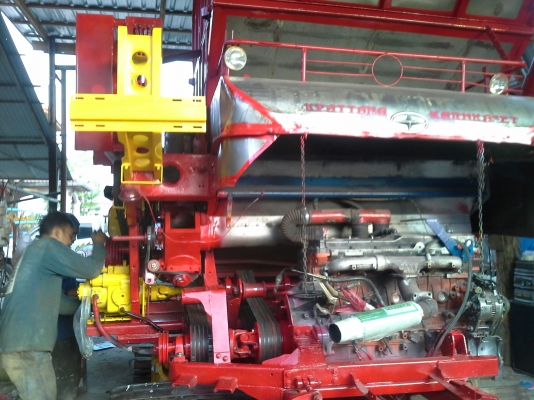 ขายพร้อมส่งแล้วครับ ยายดีใจ พอใจมากครับ เราก็ดีใจเห็นผู้สูงอายุตื้นตันใจกับลูกชายมักดีครีบ KM 47 เดิน 12 HT(comosak) เครื่อง 6HH (215 แรง) โซ่ D2  48 ข้อ โรลเลอร์ D3 12 ลูก หน้าเกี่ยว 3 เมตร อุ้มเลด 2.5 ตัน