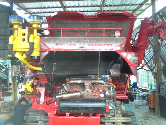 ขายพร้อมส่งแล้วครับ ยายดีใจ พอใจมากครับ เราก็ดีใจเห็นผู้สูงอายุตื้นตันใจกับลูกชายมักดีครีบ KM 47 เดิน 12 HT(comosak) เครื่อง 6HH (215 แรง) โซ่ D2  48 ข้อ โรลเลอร์ D3 12 ลูก หน้าเกี่ยว 3 เมตร อุ้มเลด 2.5 ตัน