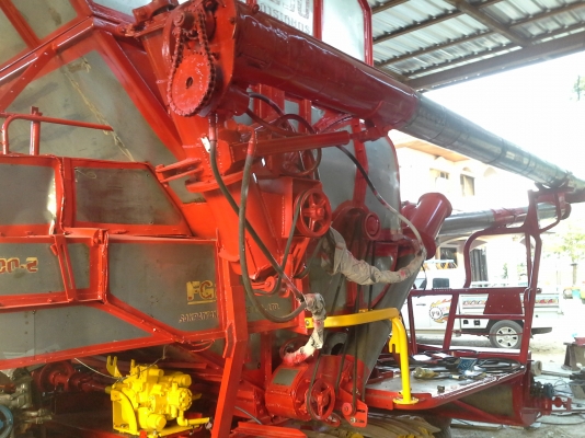 ขายพร้อมส่งแล้วครับ ยายดีใจ พอใจมากครับ เราก็ดีใจเห็นผู้สูงอายุตื้นตันใจกับลูกชายมักดีครีบ KM 47 เดิน 12 HT(comosak) เครื่อง 6HH (215 แรง) โซ่ D2  48 ข้อ โรลเลอร์ D3 12 ลูก หน้าเกี่ยว 3 เมตร อุ้มเลด 2.5 ตัน