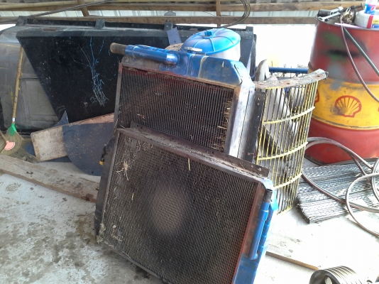 ขายพร้อมส่งแล้วครับ ยายดีใจ พอใจมากครับ เราก็ดีใจเห็นผู้สูงอายุตื้นตันใจกับลูกชายมักดีครีบ KM 47 เดิน 12 HT(comosak) เครื่อง 6HH (215 แรง) โซ่ D2  48 ข้อ โรลเลอร์ D3 12 ลูก หน้าเกี่ยว 3 เมตร อุ้มเลด 2.5 ตัน