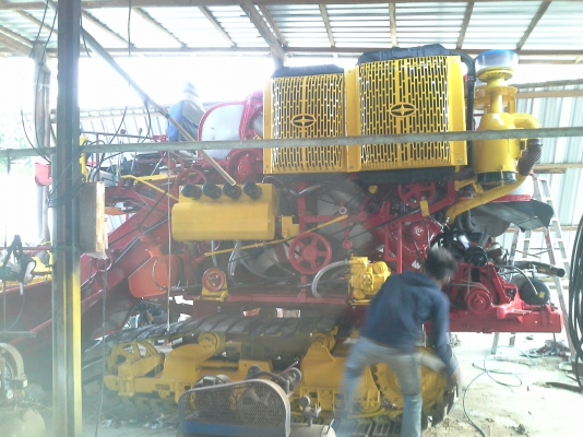 ขายพร้อมส่งแล้วครับ ยายดีใจ พอใจมากครับ เราก็ดีใจเห็นผู้สูงอายุตื้นตันใจกับลูกชายมักดีครีบ KM 47 เดิน 12 HT(comosak) เครื่อง 6HH (215 แรง) โซ่ D2  48 ข้อ โรลเลอร์ D3 12 ลูก หน้าเกี่ยว 3 เมตร อุ้มเลด 2.5 ตัน