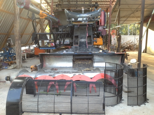 ขายพร้อมส่งแล้วครับ ยายดีใจ พอใจมากครับ เราก็ดีใจเห็นผู้สูงอายุตื้นตันใจกับลูกชายมักดีครีบ KM 47 เดิน 12 HT(comosak) เครื่อง 6HH (215 แรง) โซ่ D2  48 ข้อ โรลเลอร์ D3 12 ลูก หน้าเกี่ยว 3 เมตร อุ้มเลด 2.5 ตัน