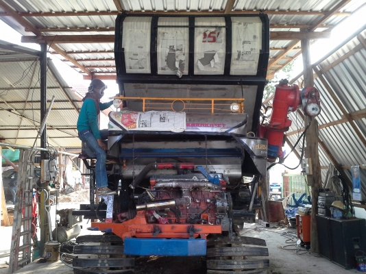 ขายพร้อมส่งแล้วครับ ยายดีใจ พอใจมากครับ เราก็ดีใจเห็นผู้สูงอายุตื้นตันใจกับลูกชายมักดีครีบ KM 47 เดิน 12 HT(comosak) เครื่อง 6HH (215 แรง) โซ่ D2  48 ข้อ โรลเลอร์ D3 12 ลูก หน้าเกี่ยว 3 เมตร อุ้มเลด 2.5 ตัน