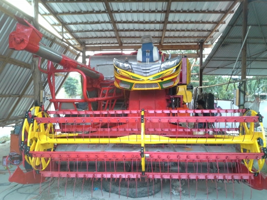 ขายพร้อมส่งแล้วครับ ยายดีใจ พอใจมากครับ เราก็ดีใจเห็นผู้สูงอายุตื้นตันใจกับลูกชายมักดีครีบ KM 47 เดิน 12 HT(comosak) เครื่อง 6HH (215 แรง) โซ่ D2  48 ข้อ โรลเลอร์ D3 12 ลูก หน้าเกี่ยว 3 เมตร อุ้มเลด 2.5 ตัน