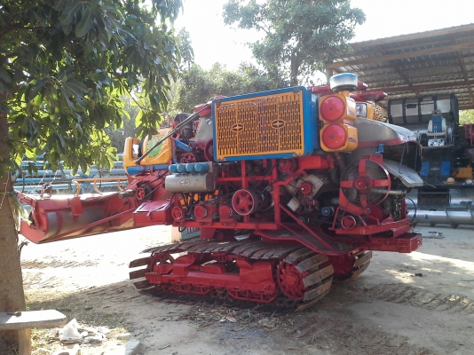 ขายพร้อมส่งแล้วครับ ยายดีใจ พอใจมากครับ เราก็ดีใจเห็นผู้สูงอายุตื้นตันใจกับลูกชายมักดีครีบ KM 47 เดิน 12 HT(comosak) เครื่อง 6HH (215 แรง) โซ่ D2  48 ข้อ โรลเลอร์ D3 12 ลูก หน้าเกี่ยว 3 เมตร อุ้มเลด 2.5 ตัน