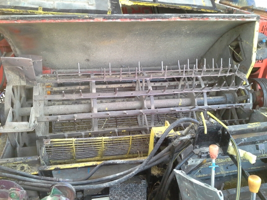 ขายพร้อมส่งแล้วครับ ยายดีใจ พอใจมากครับ เราก็ดีใจเห็นผู้สูงอายุตื้นตันใจกับลูกชายมักดีครีบ KM 47 เดิน 12 HT(comosak) เครื่อง 6HH (215 แรง) โซ่ D2  48 ข้อ โรลเลอร์ D3 12 ลูก หน้าเกี่ยว 3 เมตร อุ้มเลด 2.5 ตัน