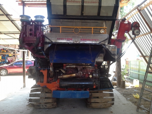 ขายพร้อมส่งแล้วครับ ยายดีใจ พอใจมากครับ เราก็ดีใจเห็นผู้สูงอายุตื้นตันใจกับลูกชายมักดีครีบ KM 47 เดิน 12 HT(comosak) เครื่อง 6HH (215 แรง) โซ่ D2  48 ข้อ โรลเลอร์ D3 12 ลูก หน้าเกี่ยว 3 เมตร อุ้มเลด 2.5 ตัน
