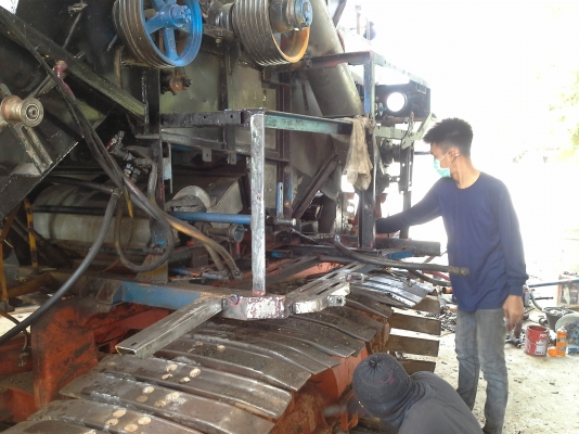 ขายพร้อมส่งแล้วครับ ยายดีใจ พอใจมากครับ เราก็ดีใจเห็นผู้สูงอายุตื้นตันใจกับลูกชายมักดีครีบ KM 47 เดิน 12 HT(comosak) เครื่อง 6HH (215 แรง) โซ่ D2  48 ข้อ โรลเลอร์ D3 12 ลูก หน้าเกี่ยว 3 เมตร อุ้มเลด 2.5 ตัน