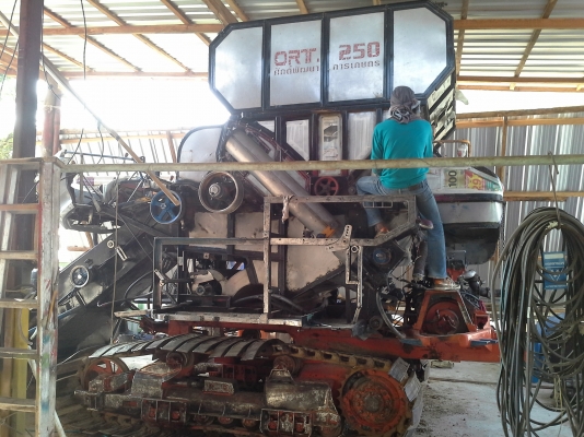 ขายพร้อมส่งแล้วครับ ยายดีใจ พอใจมากครับ เราก็ดีใจเห็นผู้สูงอายุตื้นตันใจกับลูกชายมักดีครีบ KM 47 เดิน 12 HT(comosak) เครื่อง 6HH (215 แรง) โซ่ D2  48 ข้อ โรลเลอร์ D3 12 ลูก หน้าเกี่ยว 3 เมตร อุ้มเลด 2.5 ตัน