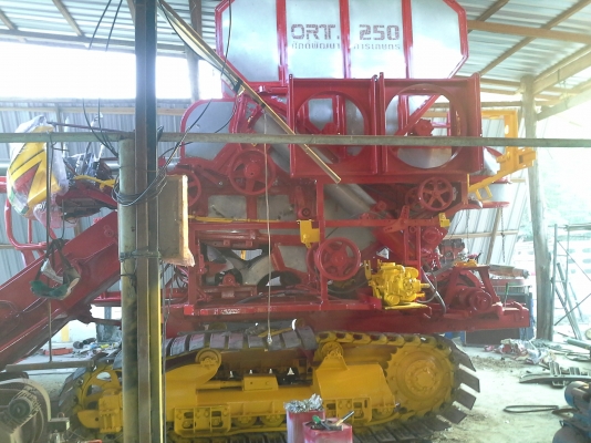 ขายพร้อมส่งแล้วครับ ยายดีใจ พอใจมากครับ เราก็ดีใจเห็นผู้สูงอายุตื้นตันใจกับลูกชายมักดีครีบ KM 47 เดิน 12 HT(comosak) เครื่อง 6HH (215 แรง) โซ่ D2  48 ข้อ โรลเลอร์ D3 12 ลูก หน้าเกี่ยว 3 เมตร อุ้มเลด 2.5 ตัน