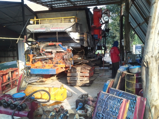 ขายพร้อมส่งแล้วครับ ยายดีใจ พอใจมากครับ เราก็ดีใจเห็นผู้สูงอายุตื้นตันใจกับลูกชายมักดีครีบ KM 47 เดิน 12 HT(comosak) เครื่อง 6HH (215 แรง) โซ่ D2  48 ข้อ โรลเลอร์ D3 12 ลูก หน้าเกี่ยว 3 เมตร อุ้มเลด 2.5 ตัน