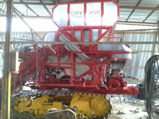 ขายพร้อมส่งแล้วครับ ยายดีใจ พอใจมากครับ เราก็ดีใจเห็นผู้สูงอายุตื้นตันใจกับลูกชายมักดีครีบ KM 47 เดิน 12 HT(comosak) เครื่อง 6HH (215 แรง) โซ่ D2  48 ข้อ โรลเลอร์ D3 12 ลูก หน้าเกี่ยว 3 เมตร อุ้มเลด 2.5 ตัน