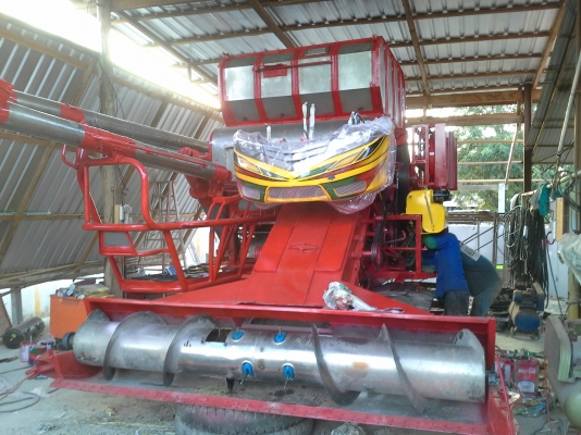 ขายพร้อมส่งแล้วครับ ยายดีใจ พอใจมากครับ เราก็ดีใจเห็นผู้สูงอายุตื้นตันใจกับลูกชายมักดีครีบ KM 47 เดิน 12 HT(comosak) เครื่อง 6HH (215 แรง) โซ่ D2  48 ข้อ โรลเลอร์ D3 12 ลูก หน้าเกี่ยว 3 เมตร อุ้มเลด 2.5 ตัน