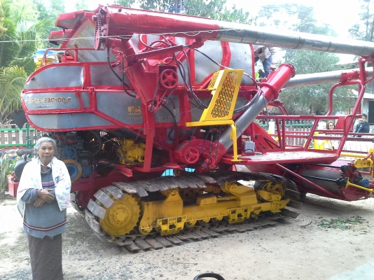 ขายพร้อมส่งแล้วครับ ยายดีใจ พอใจมากครับ เราก็ดีใจเห็นผู้สูงอายุตื้นตันใจกับลูกชายมักดีครีบ KM 47 เดิน 12 HT(comosak) เครื่อง 6HH (215 แรง) โซ่ D2  48 ข้อ โรลเลอร์ D3 12 ลูก หน้าเกี่ยว 3 เมตร อุ้มเลด 2.5 ตัน