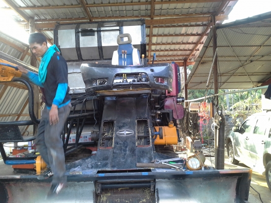 ขายพร้อมส่งแล้วครับ ยายดีใจ พอใจมากครับ เราก็ดีใจเห็นผู้สูงอายุตื้นตันใจกับลูกชายมักดีครีบ KM 47 เดิน 12 HT(comosak) เครื่อง 6HH (215 แรง) โซ่ D2  48 ข้อ โรลเลอร์ D3 12 ลูก หน้าเกี่ยว 3 เมตร อุ้มเลด 2.5 ตัน