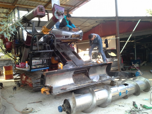 ขายพร้อมส่งแล้วครับ ยายดีใจ พอใจมากครับ เราก็ดีใจเห็นผู้สูงอายุตื้นตันใจกับลูกชายมักดีครีบ KM 47 เดิน 12 HT(comosak) เครื่อง 6HH (215 แรง) โซ่ D2  48 ข้อ โรลเลอร์ D3 12 ลูก หน้าเกี่ยว 3 เมตร อุ้มเลด 2.5 ตัน