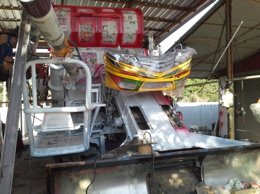 ขายพร้อมส่งแล้วครับ ยายดีใจ พอใจมากครับ เราก็ดีใจเห็นผู้สูงอายุตื้นตันใจกับลูกชายมักดีครีบ KM 47 เดิน 12 HT(comosak) เครื่อง 6HH (215 แรง) โซ่ D2  48 ข้อ โรลเลอร์ D3 12 ลูก หน้าเกี่ยว 3 เมตร อุ้มเลด 2.5 ตัน