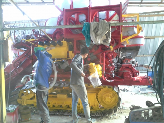 ขายพร้อมส่งแล้วครับ ยายดีใจ พอใจมากครับ เราก็ดีใจเห็นผู้สูงอายุตื้นตันใจกับลูกชายมักดีครีบ KM 47 เดิน 12 HT(comosak) เครื่อง 6HH (215 แรง) โซ่ D2  48 ข้อ โรลเลอร์ D3 12 ลูก หน้าเกี่ยว 3 เมตร อุ้มเลด 2.5 ตัน