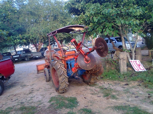 รถไถ KUBOTA L2600 ซีเรียลสูง 17335 แถมฟรี ใบดันหน้า และ ผาน 3 อย่างดี ตามรูป