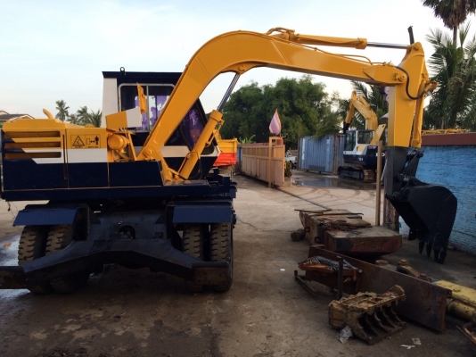 ขายรถแมคโครPW60-1 สภาพพร้อมใช้ 2เพลา สนใจติดต่อ บอย 085-156-2314