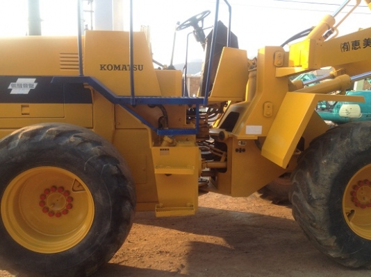 ขายรถตักล้อยาง KOMATSU WA100-1 บอร์ดี้ครบ เครืองดี เกียร์ดี ไฟฟ้าครบ สภาพพร้อมใช้งาน มีให้เลือก 3 คั