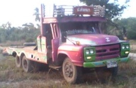 ISUZU TX DA 120 HP รถหัวยาวหางปลา 10 ล้อเพลาเดียว สภาพสวยพร้อมใช้งาน ใช้ลากรถแบ็คโฮร PC 120 ได้เลยครับไม่มีปัญหา เครื่องแน่นแรงดี ภายในเก๋งครบ พวงมาลัยธรรมดา ช่วงล่างคัชซีสวยไม่มีบวม ยางสภาพดี 10 เส้นประมาณ 60\% พร้อมบรรทุกพร้อมใช้งาน เอกสารทะเบียนชุดโอนคร