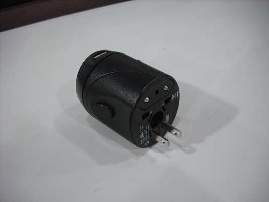 • AC Travel Plug Adapter,w/USB Chargerใช้ใน150 ประเทศ • AC Travel Plug Adapter,w/USB Chargerใช้ใน150 ประเทศ