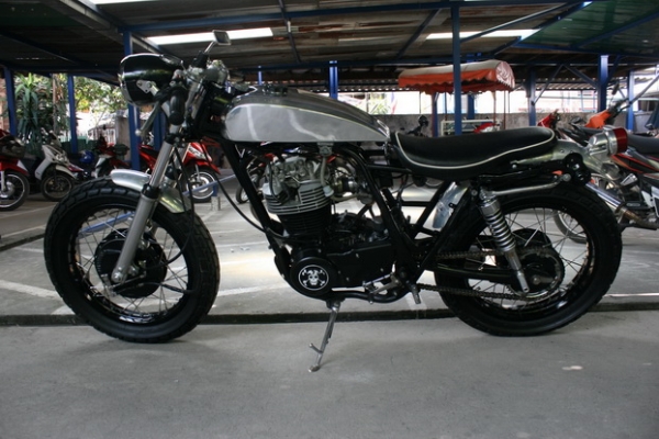 ขาย sr 400 cafe ชุดเเต่งwm เเท้ โหดดุ