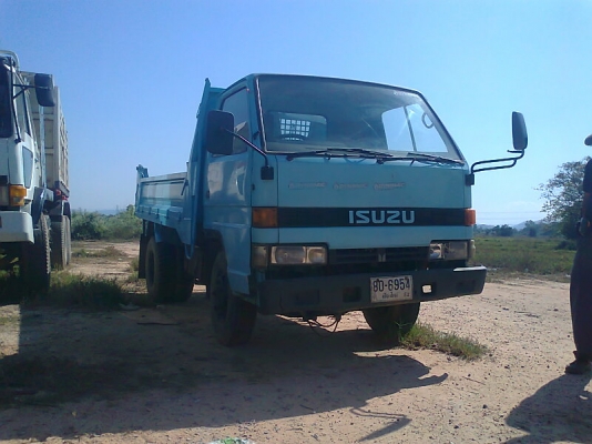 ขายด่วน..รถหกล้อ ISUZU NKR 110 แรงม้า รุ่นเกียร์สั้น  มีเล่มทะเบียน มีภาษีครบ.