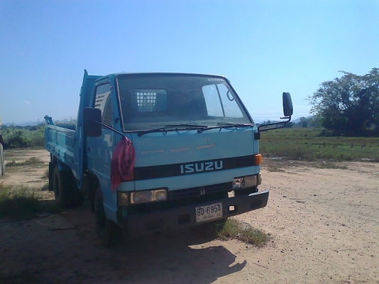 ขายด่วน..รถหกล้อ ISUZU NKR 110 แรงม้า รุ่นเกียร์สั้น  มีเล่มทะเบียน มีภาษีครบ.