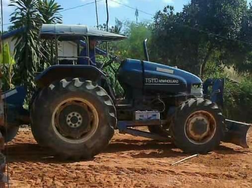 FORD TS 110 NEW HOLLAND - 2 เพลา เอกสารทะเบียนครบ อุปกรณ์พร้อม มีใบดันหน้า ผานพรวนดิน 7 สภาพดีมากๆครับ ช่วงล่างแน่น ยาง 4 เส้นสภาพดี 70\% พร้อมลุยงานหนักได้เลยครับ