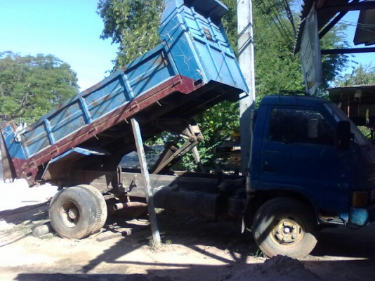 ISUZU KS 110 HP 4BC1 หกล้อดั๊มพ์ กระบะดั๊มพ์เหล็ก 4 ตันยาว 3.50 เมตรสภาพดีไม่มีผุ เครื่องแรงดีไม่มีเยิ้ม หัวบางเดิมไม่มีผุ ช่วงล่างคัชซีสวย เฟืองท้ายใหญ่ติด F ครบแล้ว ยางสภาพดี 60\% พร้อมใช้งานแล้ว เอกสารเล่มทะเบียนมีครบพร้อมโอนครับ