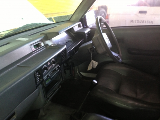 รถราคาถูก 4ประตู ยี่ห้อ mitsubishi สีขาว ปี36 พร้อมทะเบียน