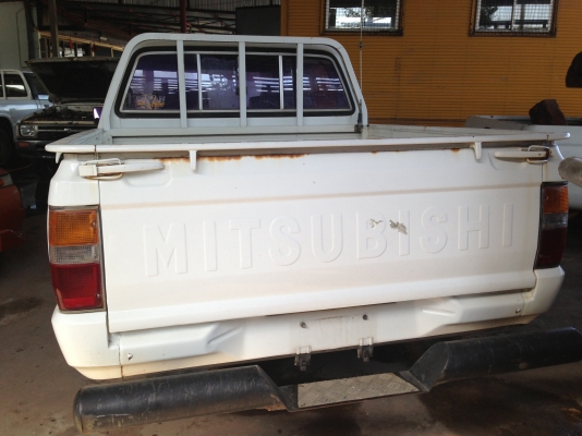 รถราคาถูก 4ประตู ยี่ห้อ mitsubishi สีขาว ปี36 พร้อมทะเบียน