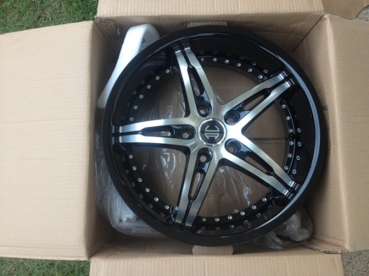 ขายล้อขอบ18 กว้าง 7.5 5รู120 ใส่บีเอ็ม เชฟรุ่นเก่า ของใหม่ ชุดละ9000฿ ถูกโคตรๆ ขายล้อขอบ18 กว้าง 7.5 5รู120 ใส่บีเอ็ม เชฟรุ่นเก่า ของใหม่ ชุดละ9000฿ ถูกโคตรๆ