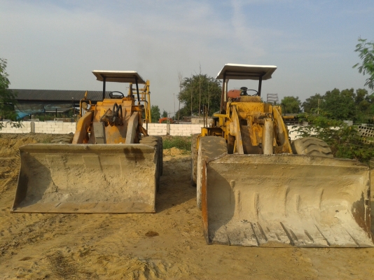 ขายรถตักล้อยาง 2คัน เอวอ่อนคันใหญ่บุ้งกี๋ตัก2คิวพร้อมใช้งานยี่ห้อ komatsu jh65และkawazaki z65ทั้ง2คันขายคันละ390000ครับ