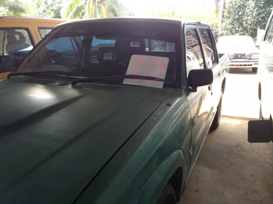 mazda รถ 4 ประตูสีเขียว