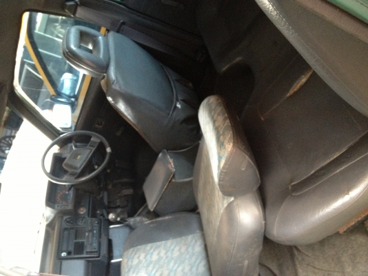 mazda รถ 4 ประตูสีเขียว