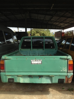 mazda รถ 4 ประตูสีเขียว