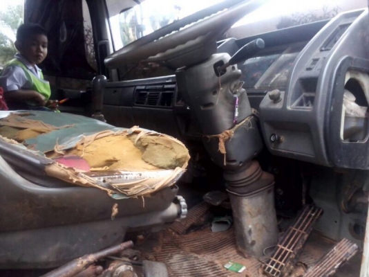 รถฮีโน่ 6 ล้อดั้ม FF 195 แรงม้า. ปี 39    สนใจติดต่อ 081 - 6079515