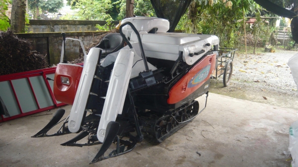 รถเกี่ยวข้าวเล็ก คูโบต้า SR-J3