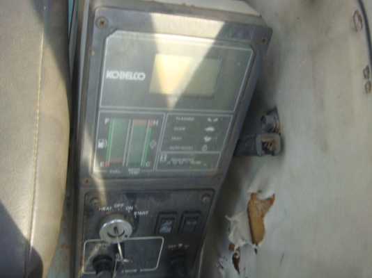 รถขุด SK60 Mark III อาร์มยืดได้ เหมาะสำหรับงานลึกๆ แทรคเล็กหุ้มยาง พร้อมใบมีดดัน