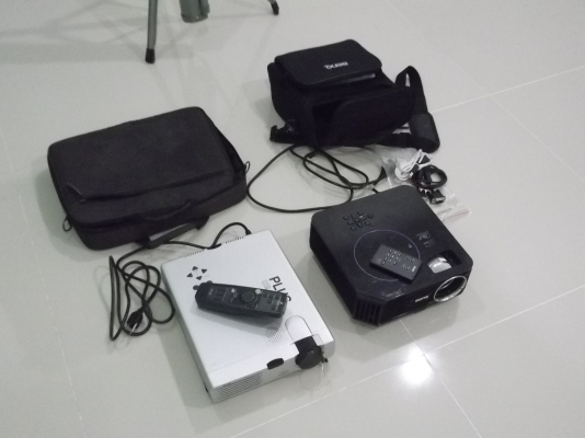 ขายเครื่องฉายโปรเจคเตอร์ 2 เครื่อง+จอฉาย 1