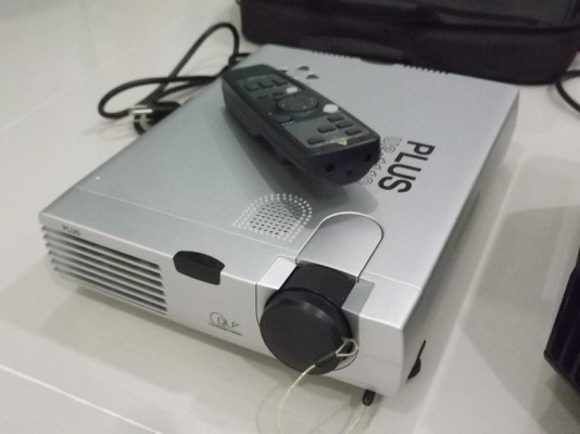 ขายเครื่องฉายโปรเจคเตอร์ 2 เครื่อง+จอฉาย 1