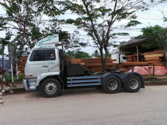 NISSAN UD   ติดต่อปารวี  โทร 0839686255