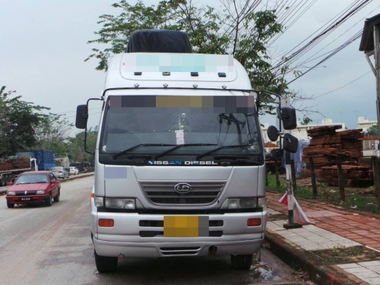 NISSAN UD   ติดต่อปารวี  โทร 0839686255