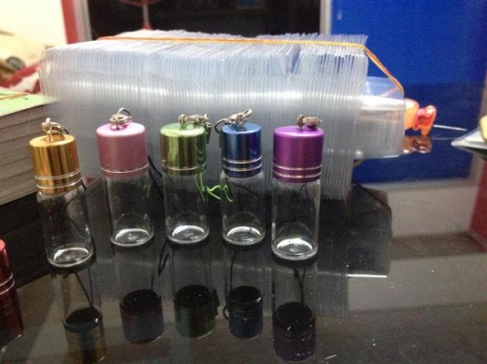 ขายขวดแก้วเปล่าขนาดสูง 4 ซม กว้าง1.5 ซม. พร้อมแพ็คเกจจิ้ง