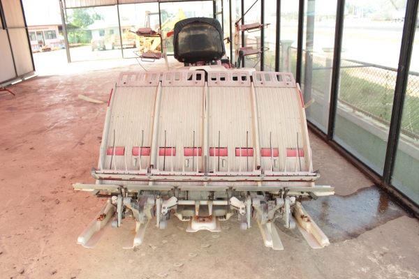 ขายรถดำนา YANMAR Pe-4 4แถว ราคา 60,000บาท ขายรถดำนา YANMAR Pe-4 4แถว ราคา 60,000บาท