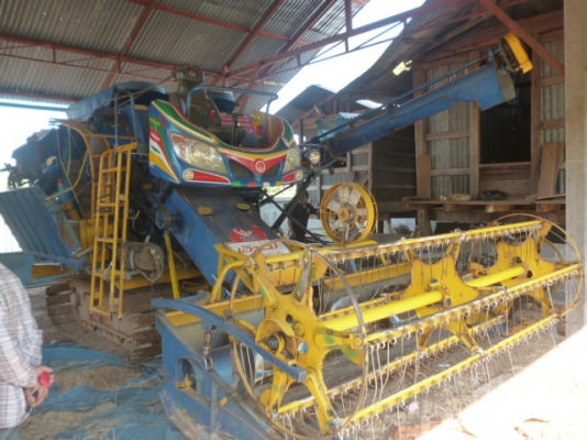 ขายรถเกี่ยว  รุ่นเงินมี  พร้อมรถแทนแลอร์